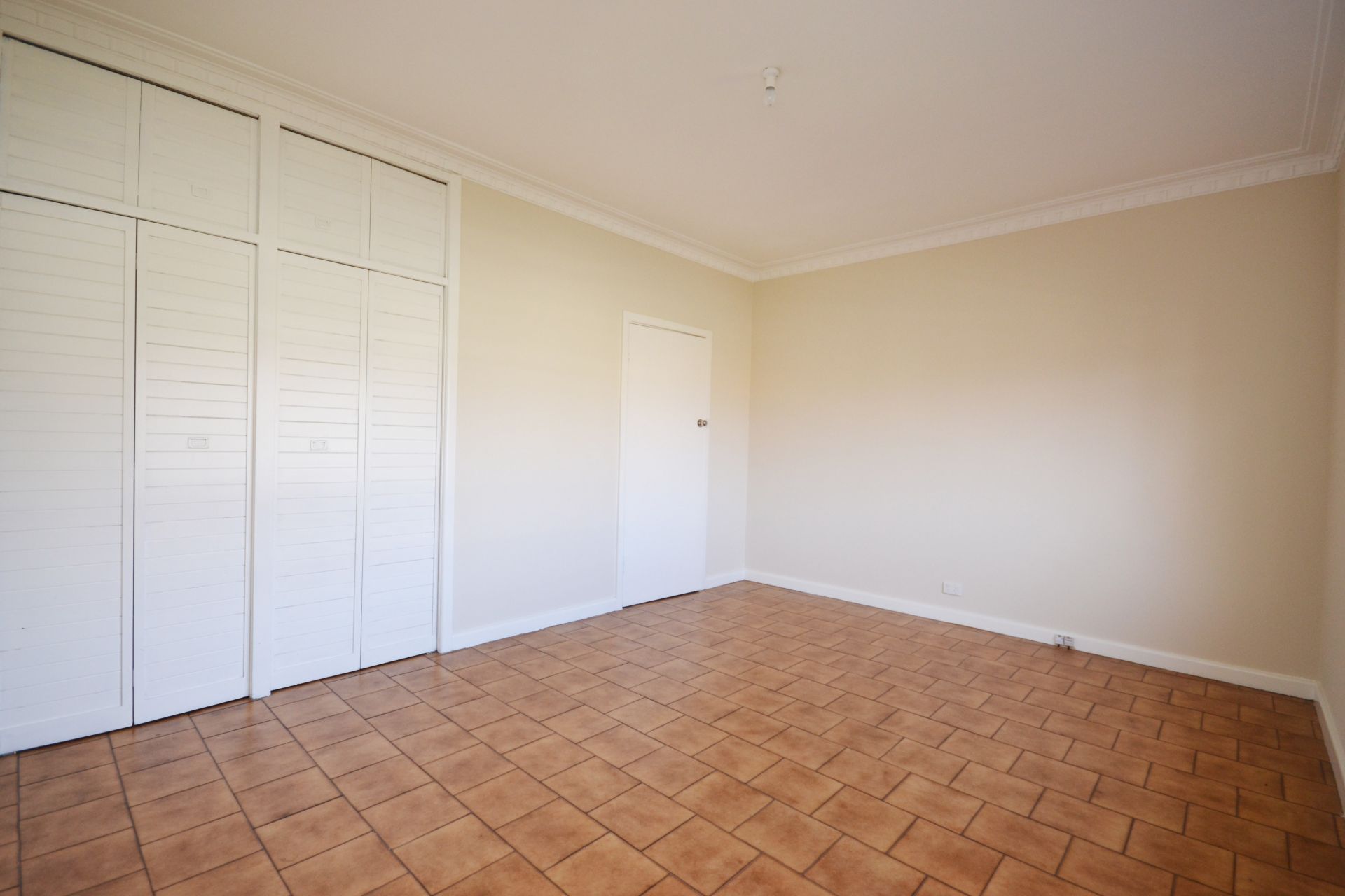 WALKING DISTANCE TO THE TRAIN AND HIGH STREET