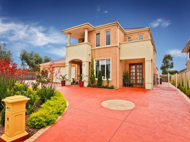 11 Lake Logan Way, Caroline Springs - Thumbnail 2