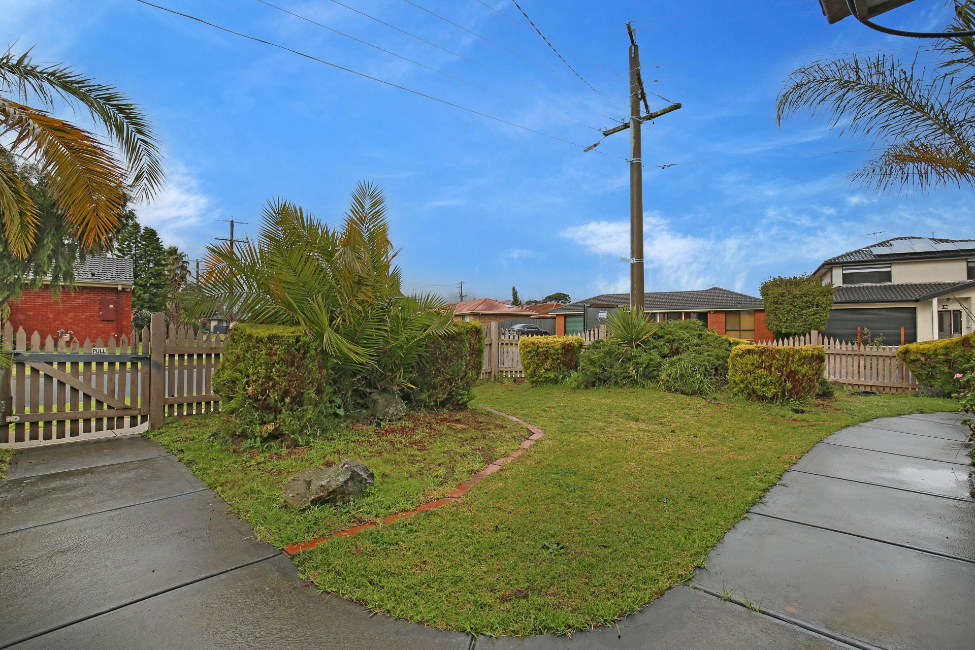 QUIET COURT LOCATION AND CLOSE TO ALL AMENITIES!