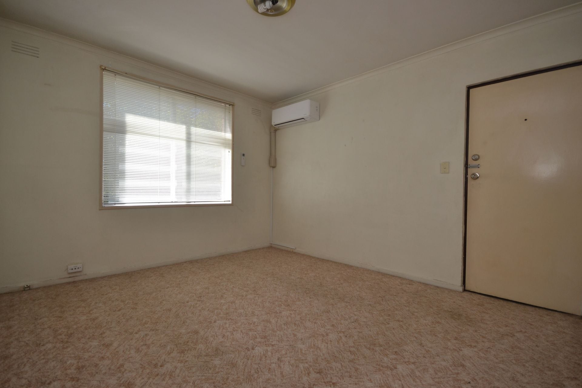SUPER-SIZED LIVING IN A SUPERB LOCATION