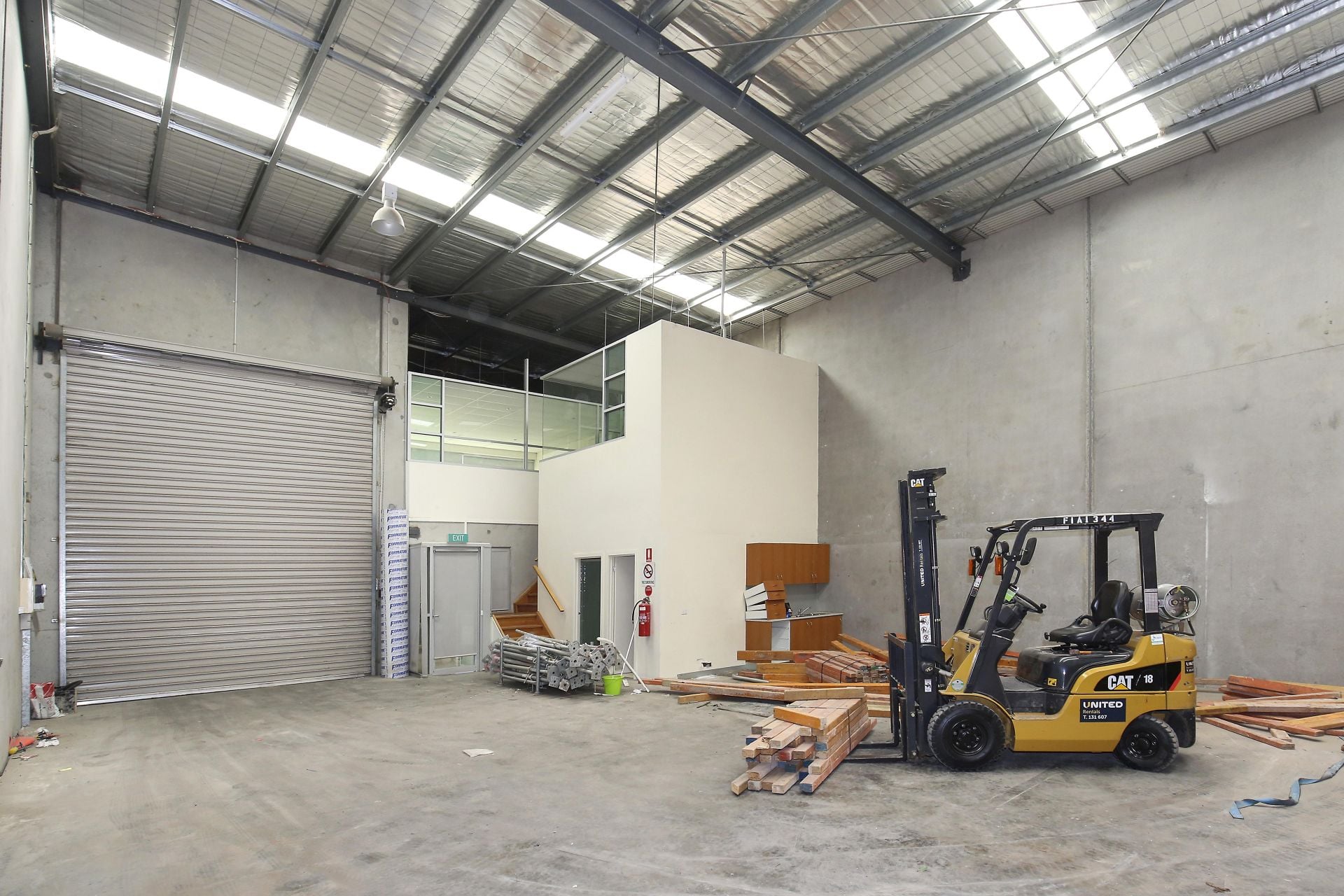 OFFICE/WAREHOUSE WITH MODERN LOOKS