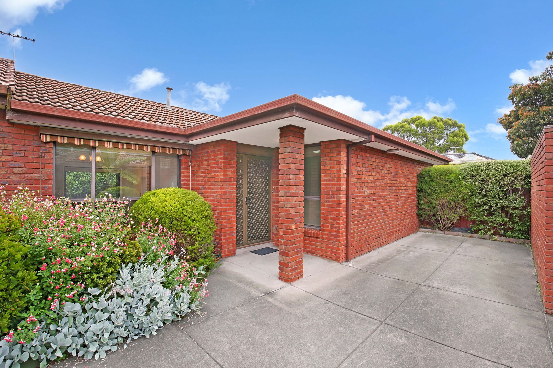Spacious Three Bedroom Villa in a Perfect Location with Water Bills Included