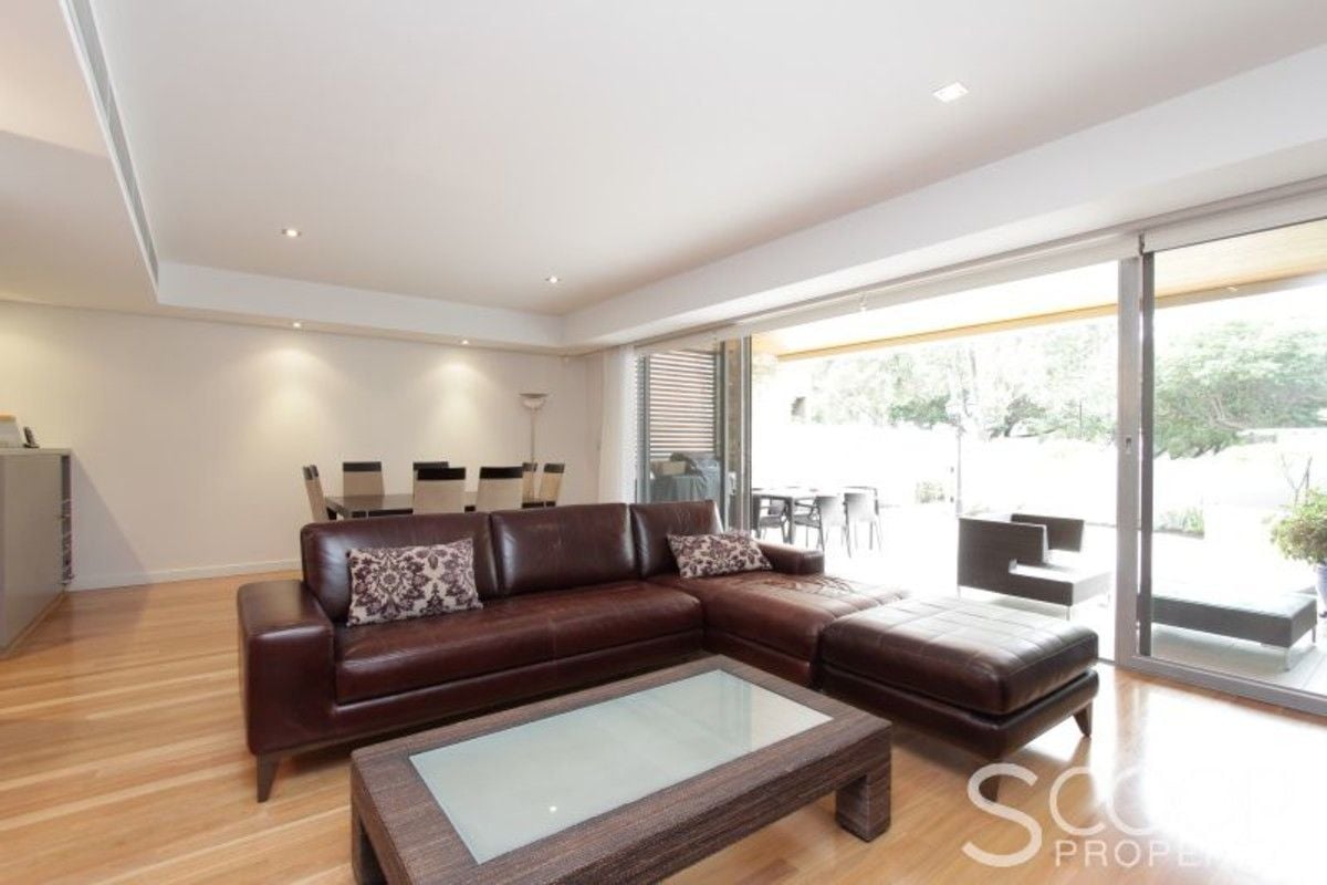 Real Estate For Sale 1/5 The Avenue Crawley , WA