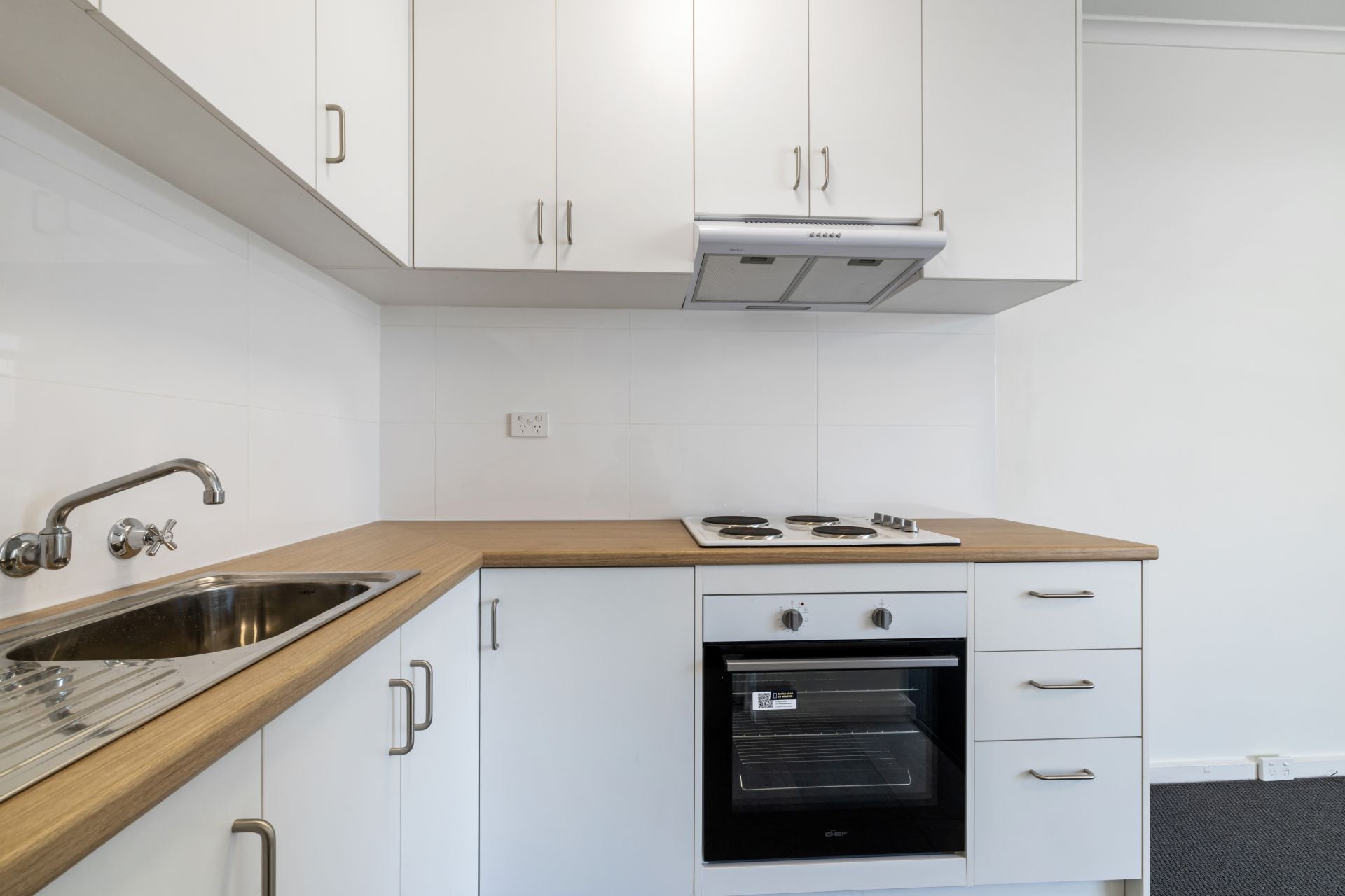 Excellent Location Close to High Street Trams & Shops!