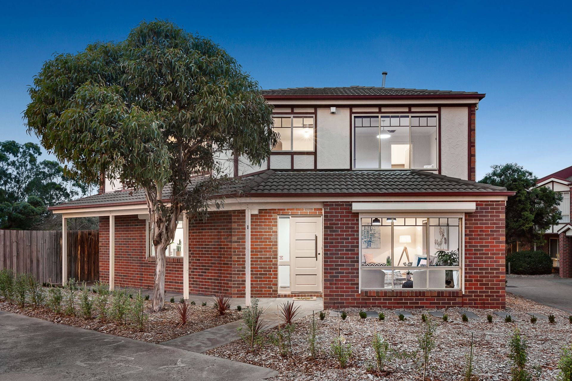 IMPRESSIVE TOWNHOUSE AND THE PERFECT LOCATION