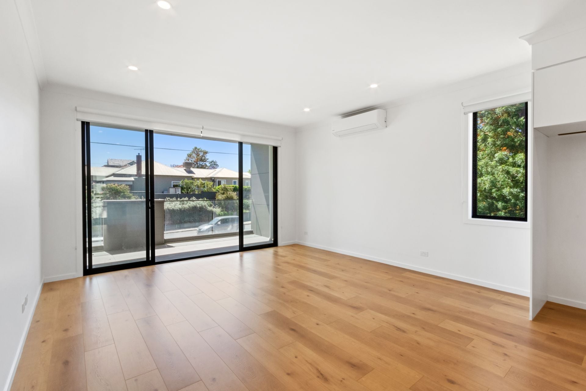 Near New Townhouse with Rooftop Terrace