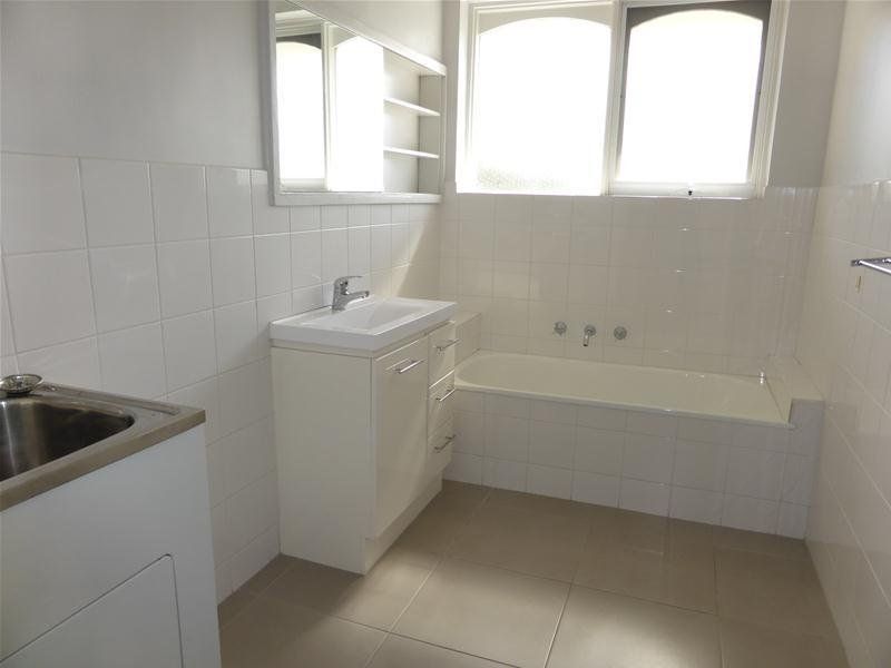 Spacious Two Bedroom Apartment with Garage