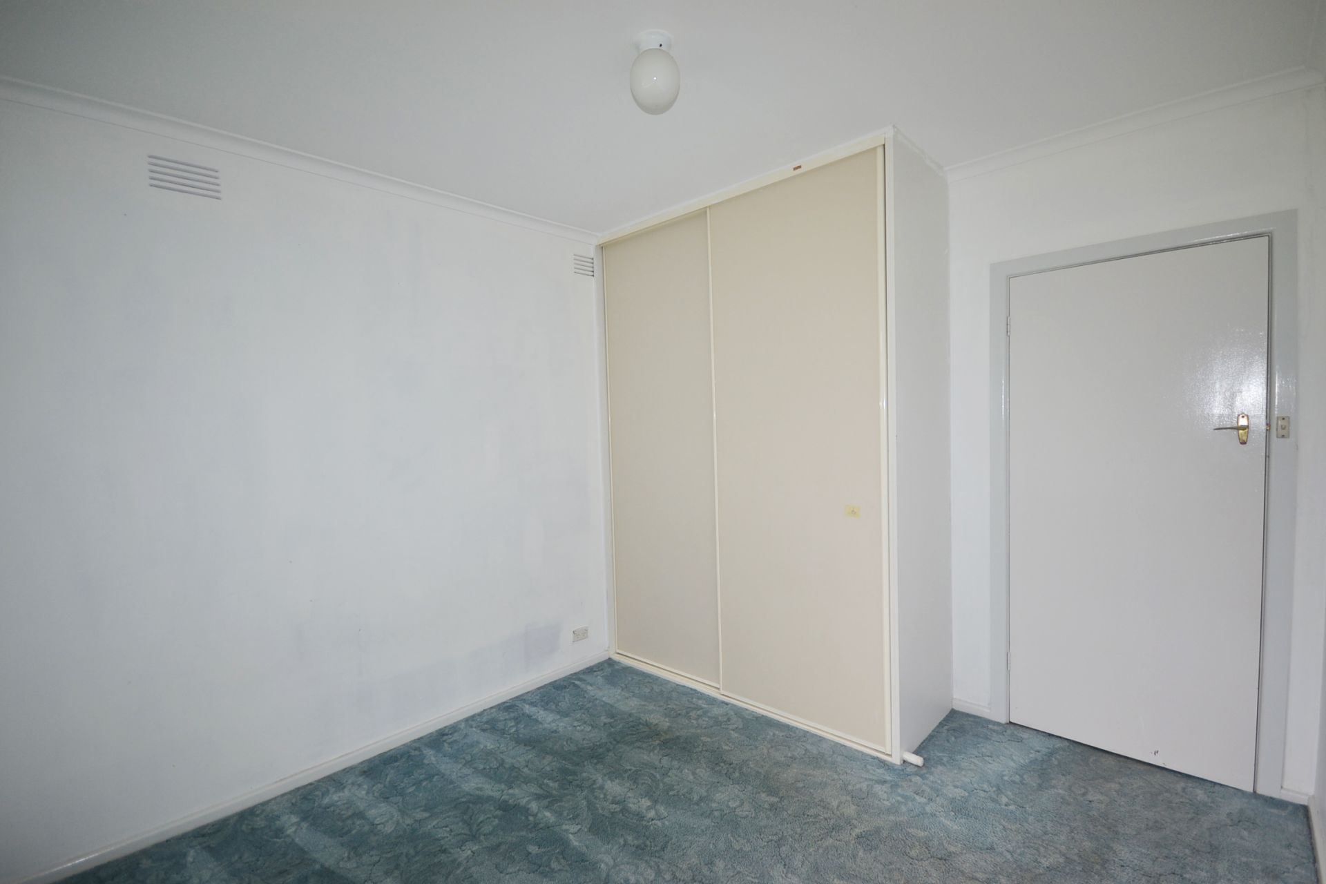 CLEAN AND TIDY 3 BEDROOM HOUSE