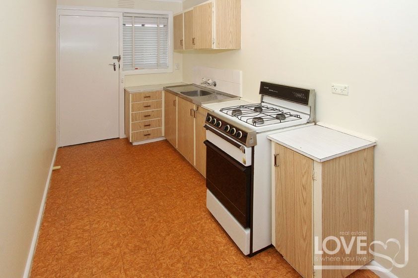 NEAT, TIDY & WELL LOCATED!
