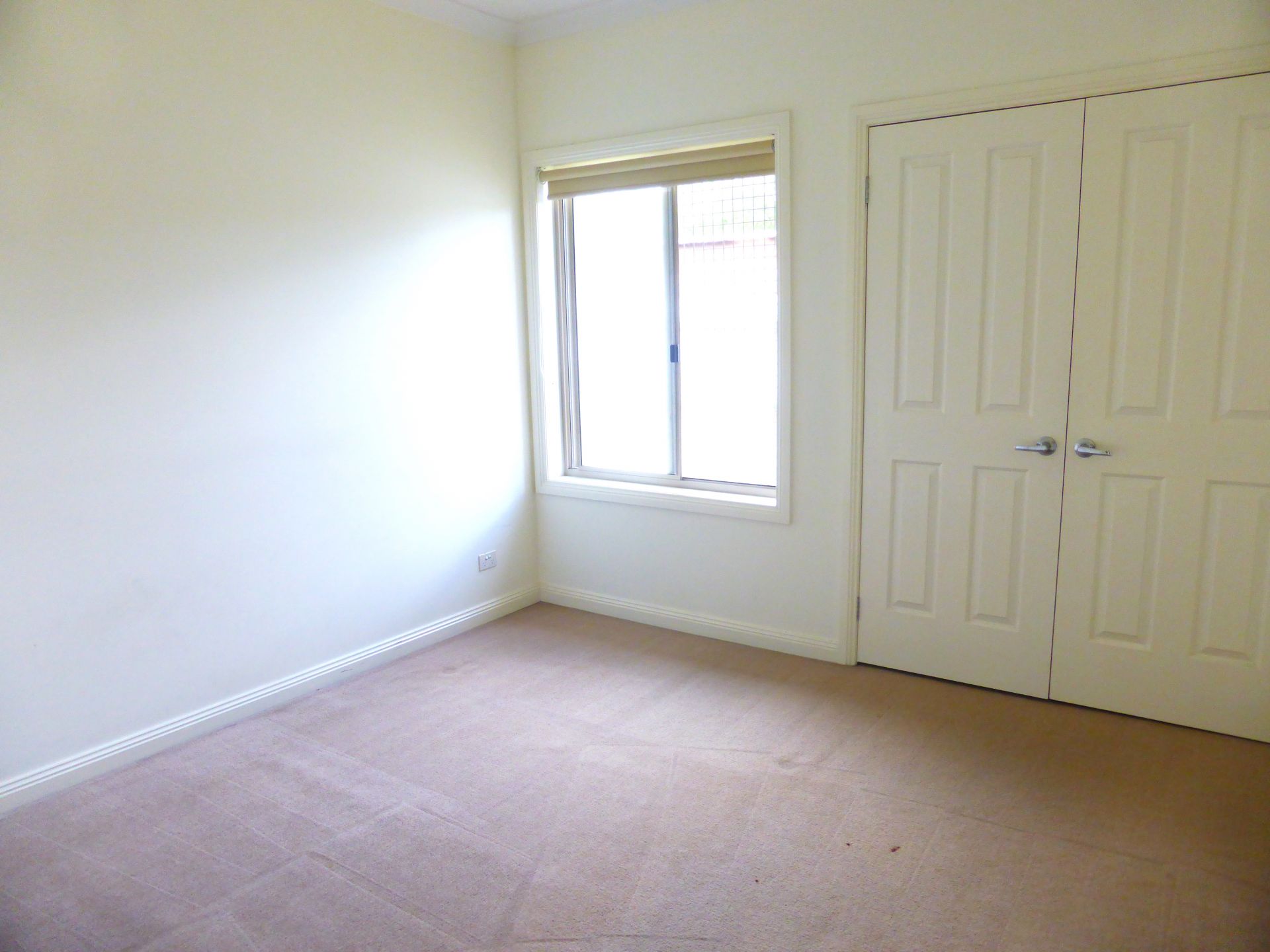 Immaculate 3 bedroom unit for filling all your desires!