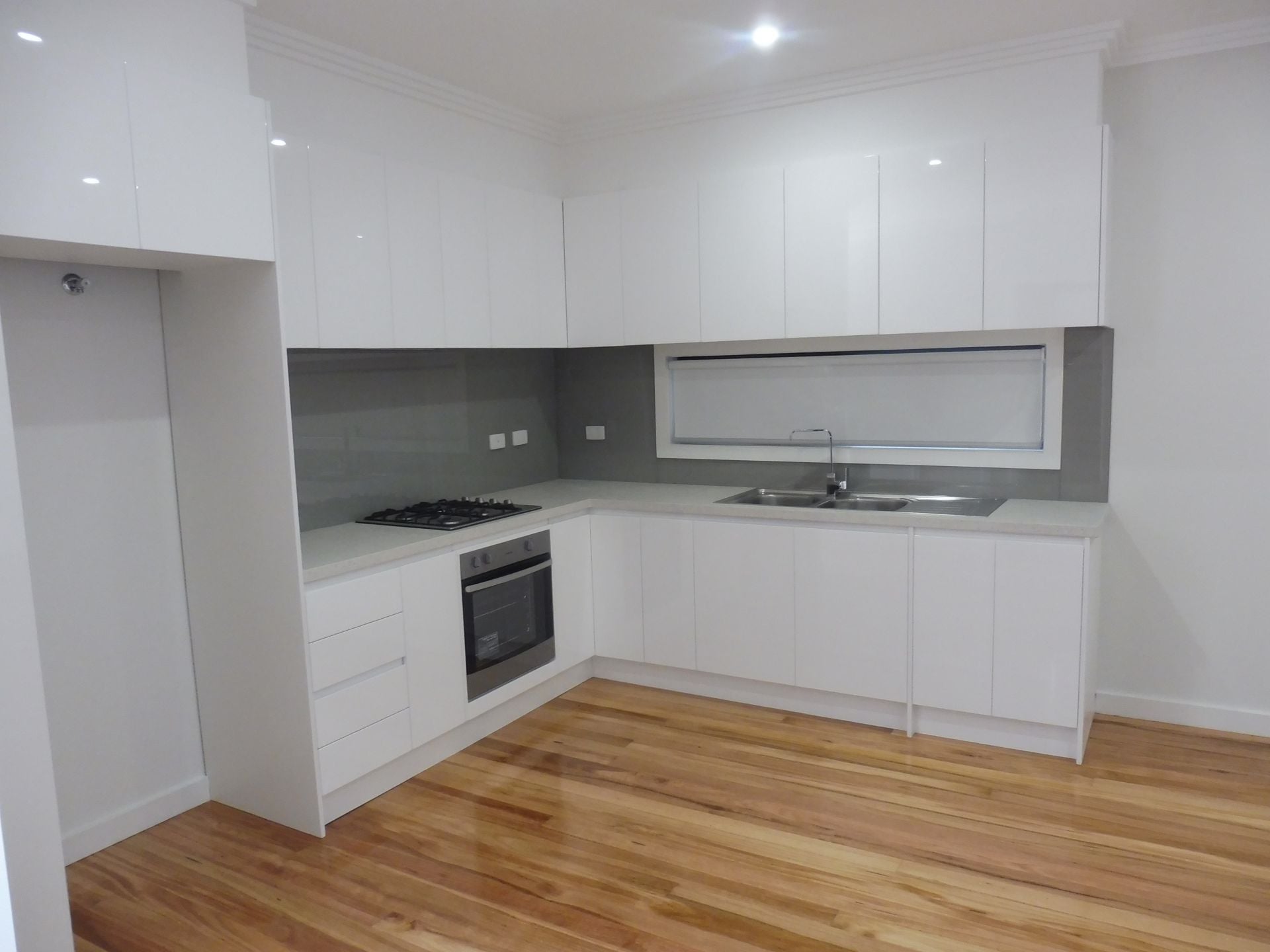 ARCHITECT DESIGNED- WALKING DISTACE TO THOMASTOWN STATION AND SHOPS.