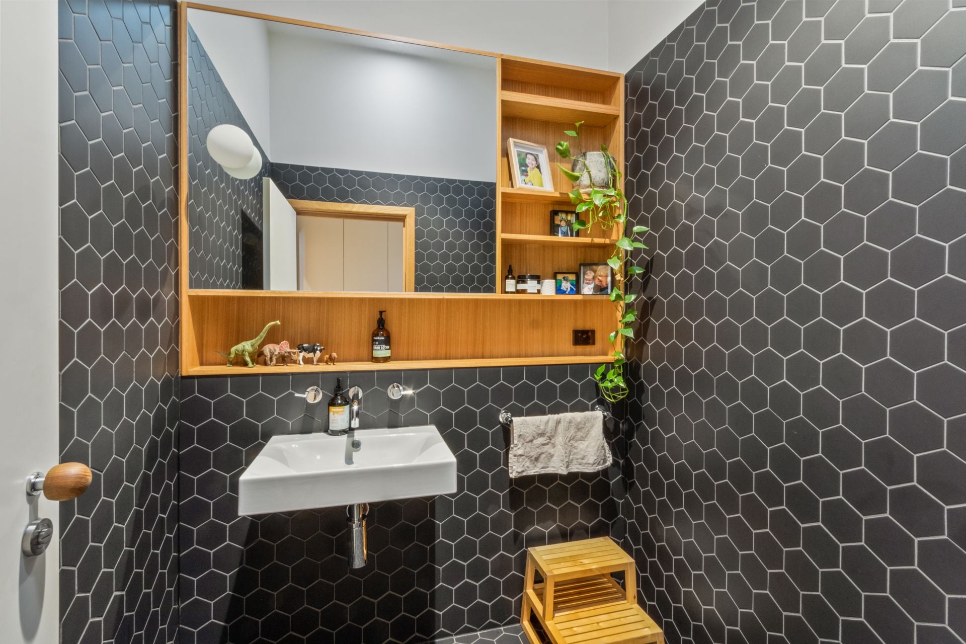 EXEMPLARY FAMILY HAVEN EPITOMISING CONTEMPORARY CLASS