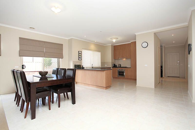 10 Gairdners Pass, Caroline Springs - Thumbnail 4