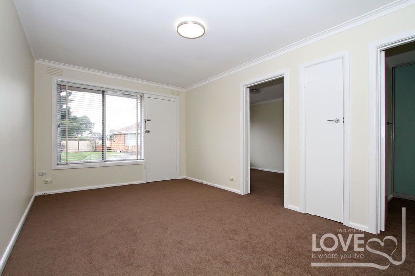 NEAT, TIDY & WELL LOCATED!