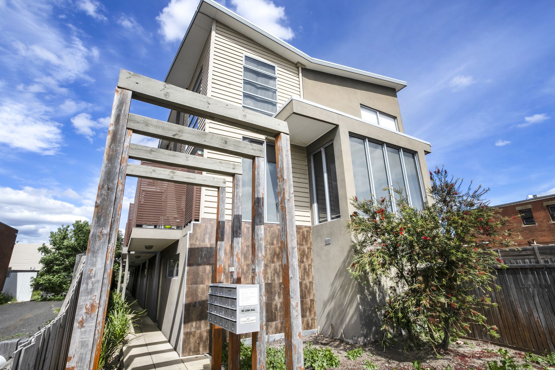 2/6 Rosamond Road, Footscray - Thumbnail 2