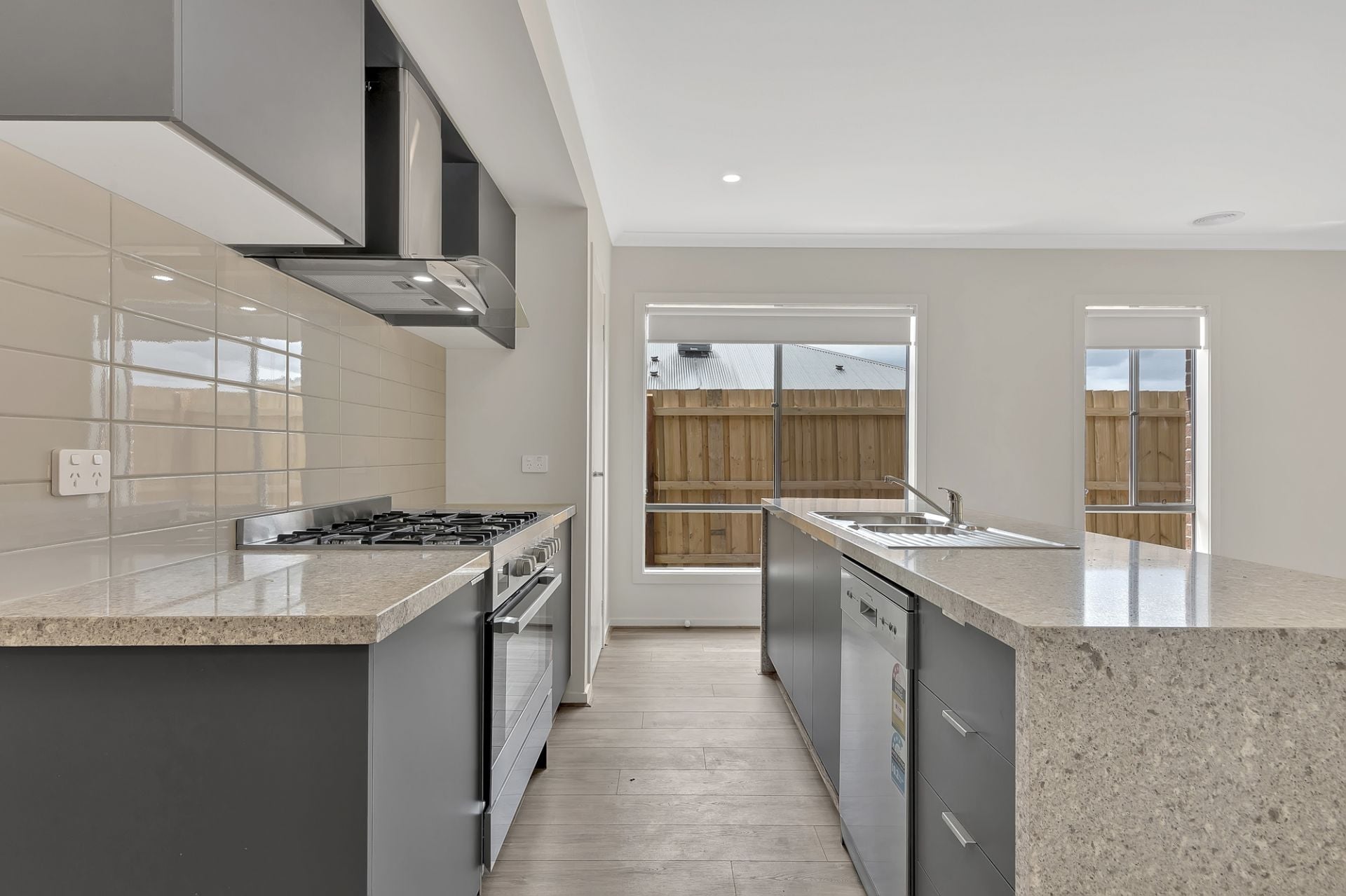 BRAND NEW A READY TO MOVE IN!