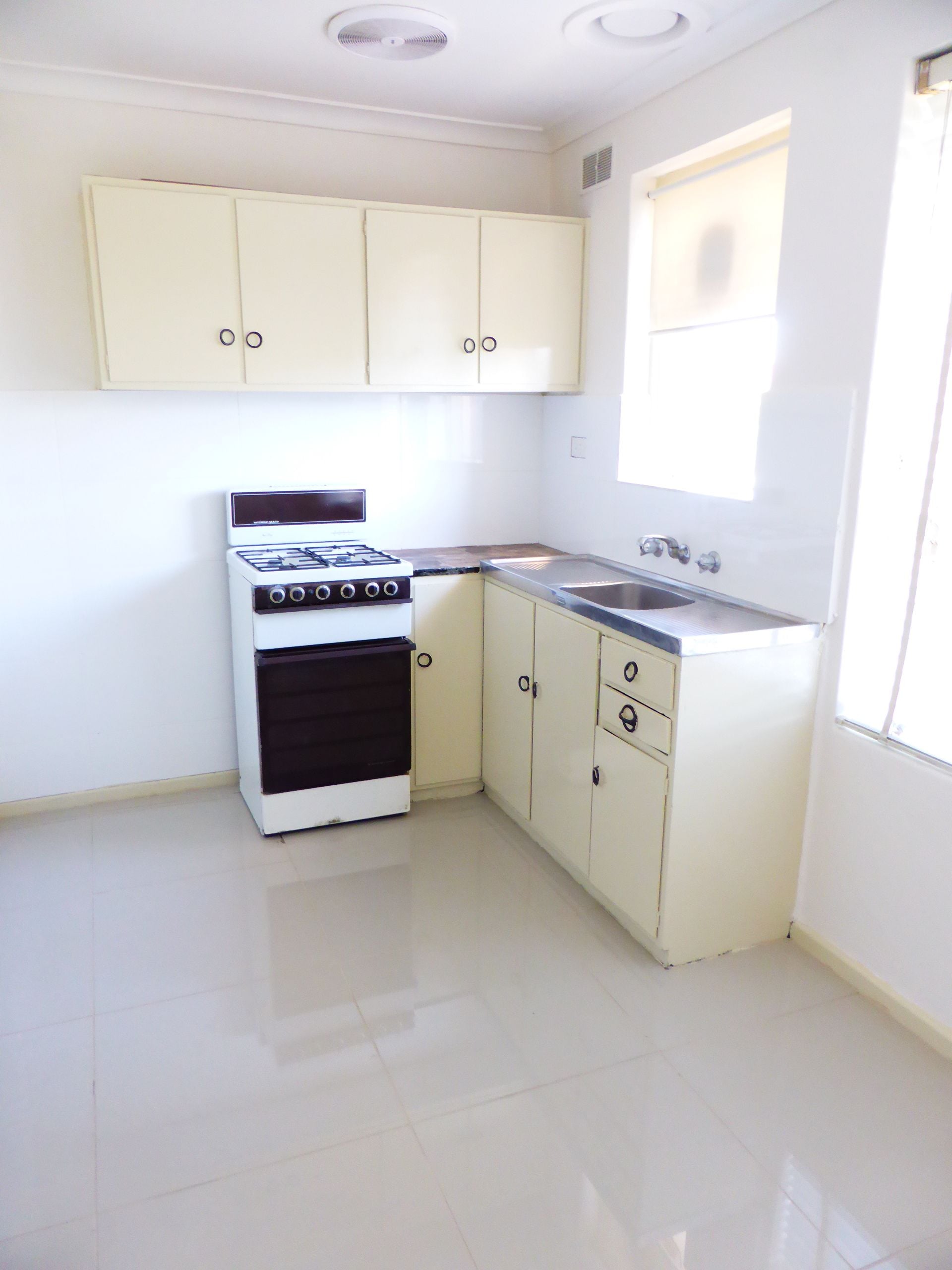 Spacious 2 Bedroom Apartment Walking Distance To High Street