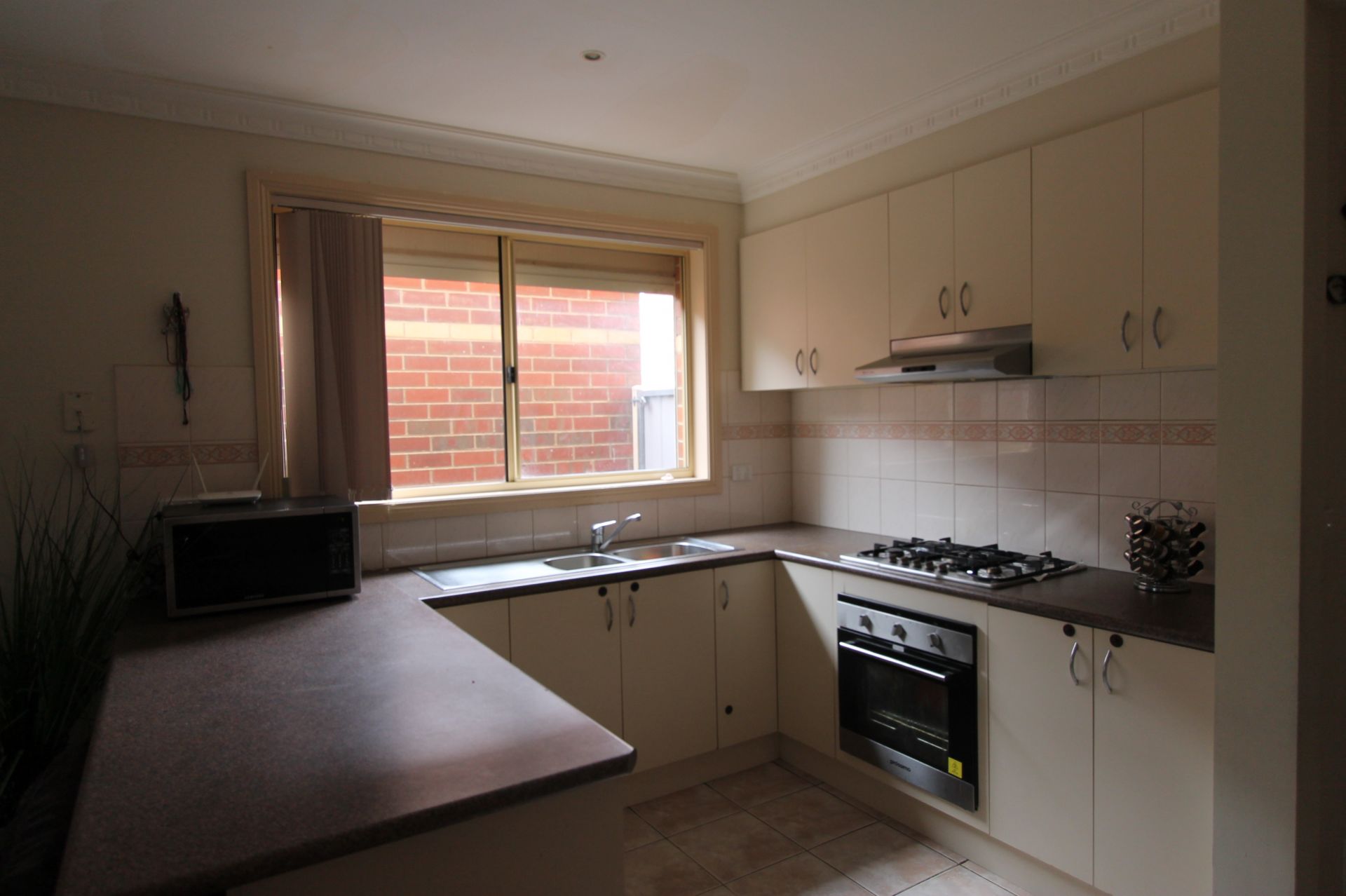 LOOK NO FURTHER!! SPACIOUS TOWNHOUSE IN HEART OF EPPING