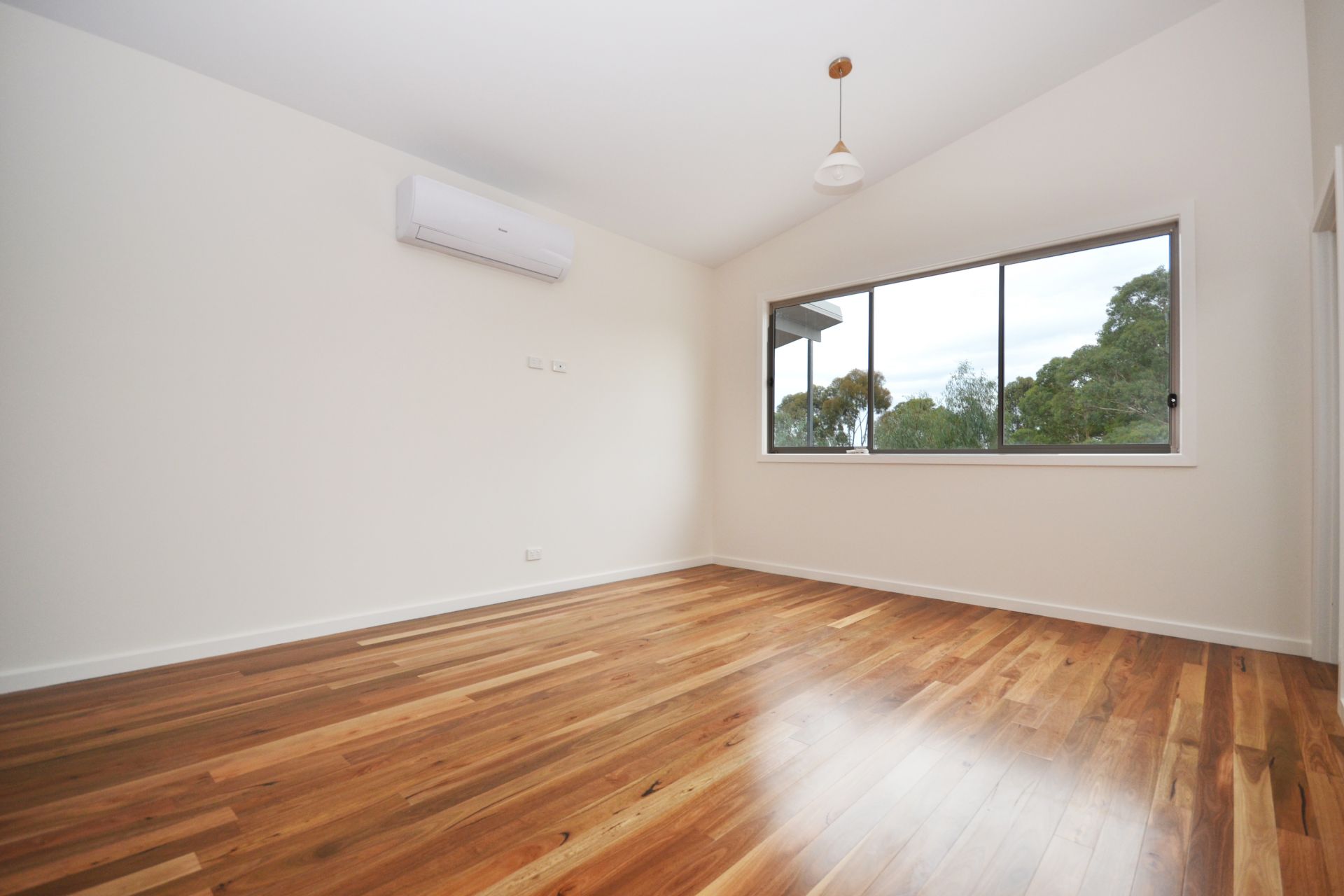 CONTEMPORARY LIVING & IN A FABULOUS LOCATION
