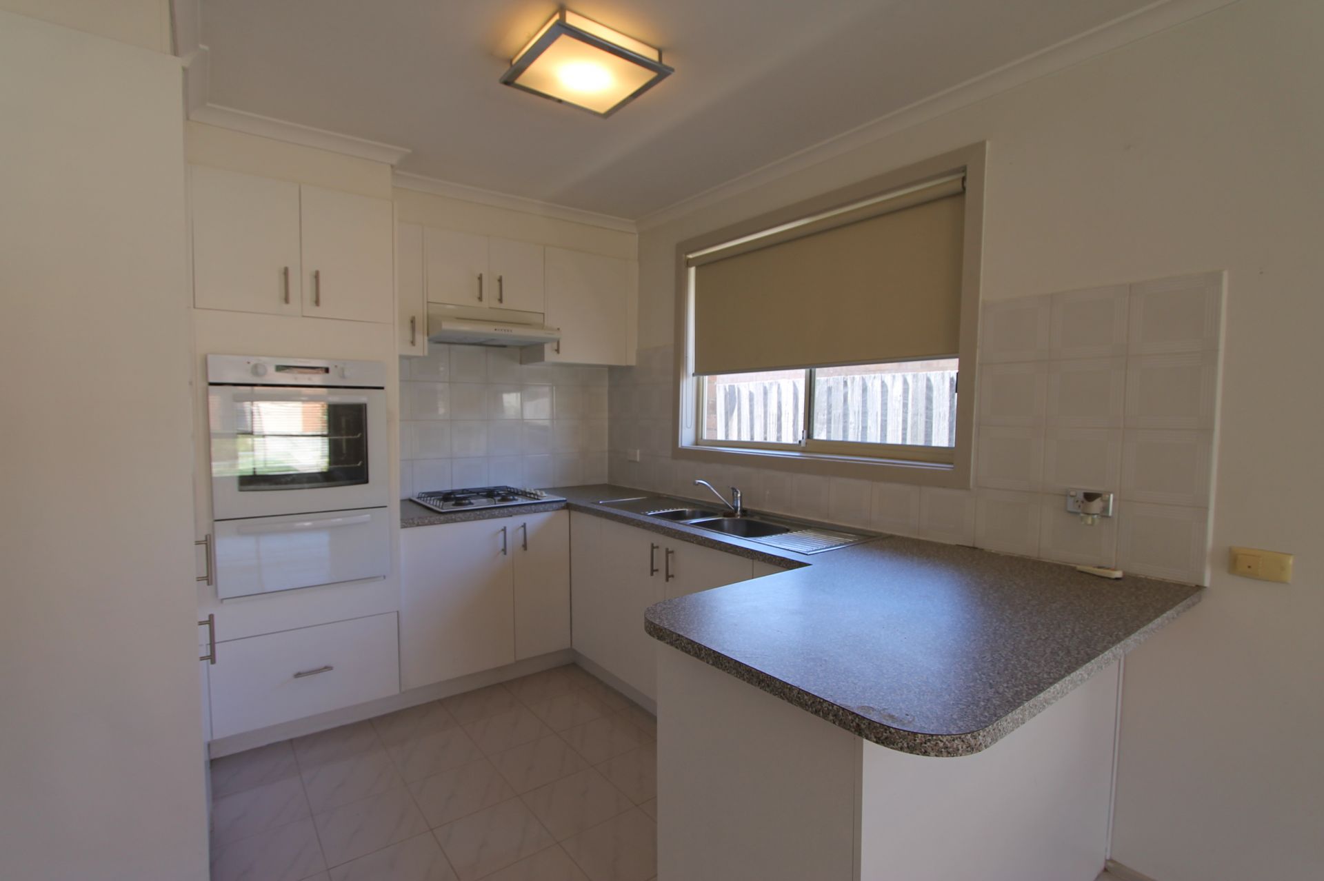 Low Maintenance Unit & Centrally Located!