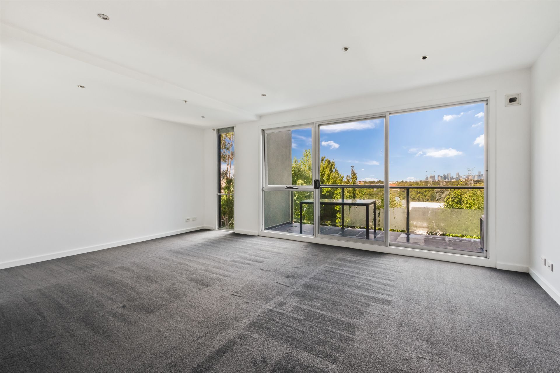 HUGE APARTMENT WITH CITY VIEWS