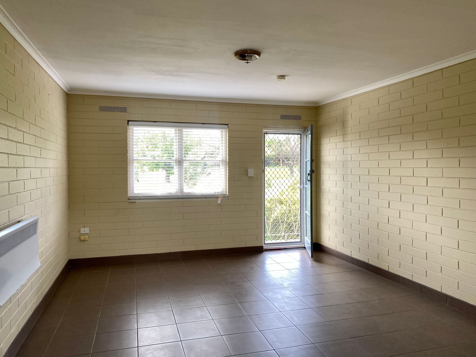 Refurbished Cosy Studio Apartment Situated in Excellent Position!