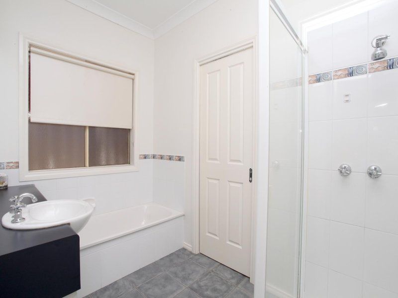 2 Risley Close, Caroline Springs - Thumbnail 7