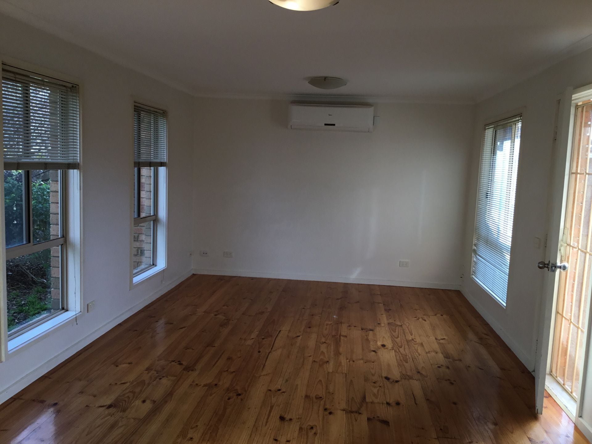 Stylish One Bedroom Unit with Courtyard!