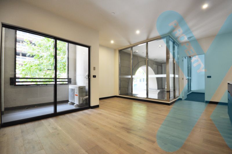 Large One Bedroom with Study Nook!