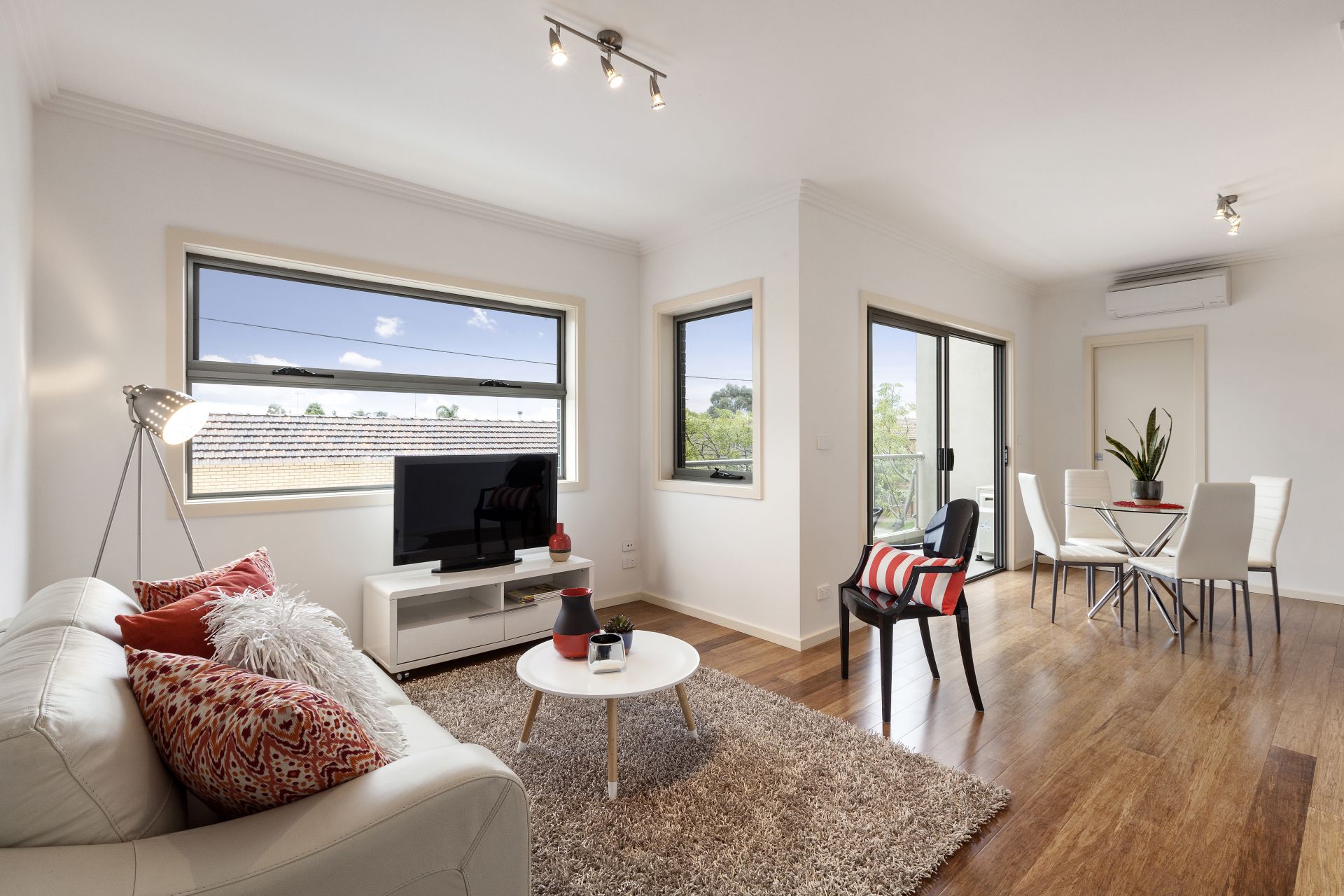 Thornbury Loft Style Apartment!