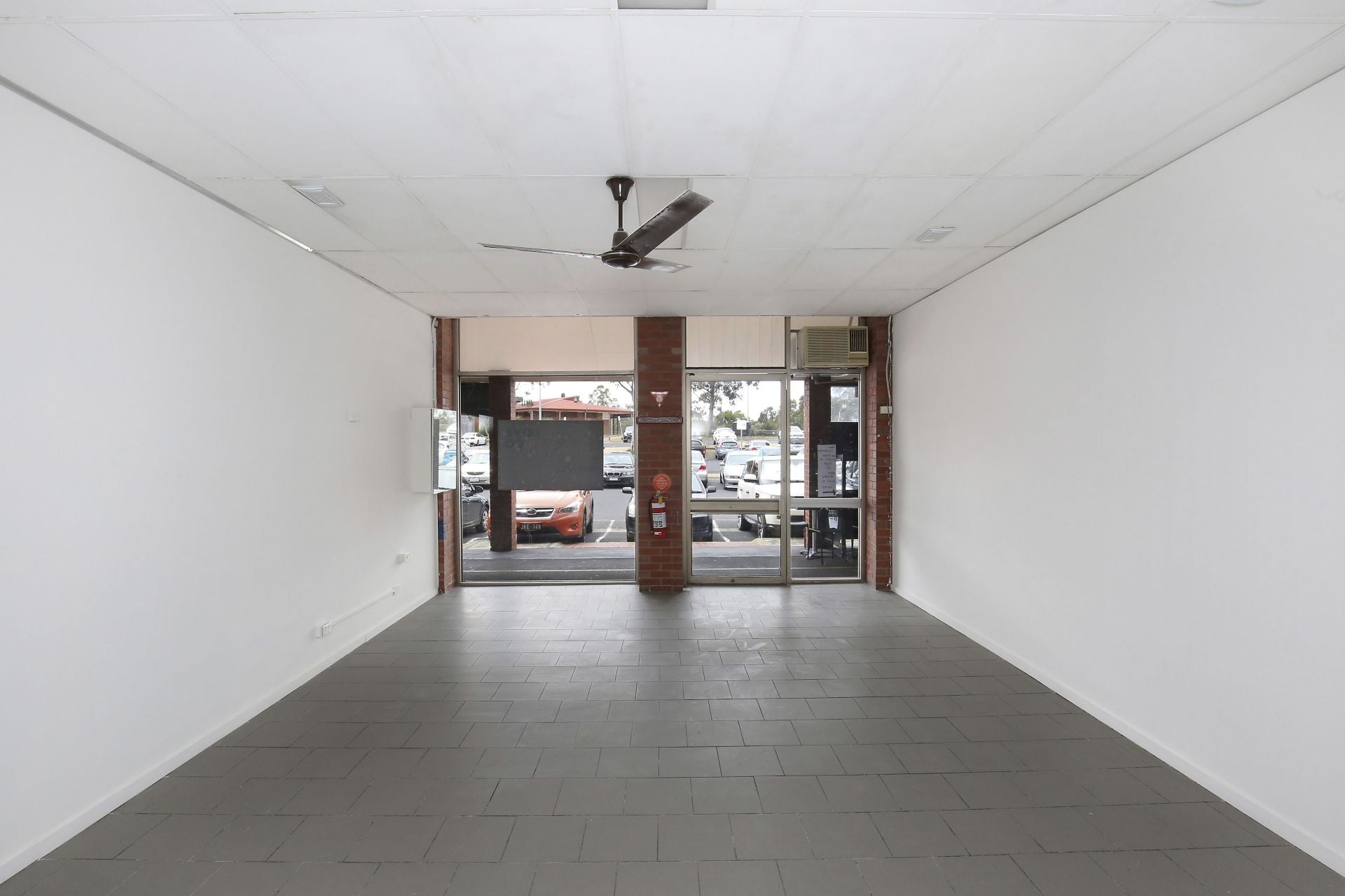 Retail Space in Vibrant Shopping Centre