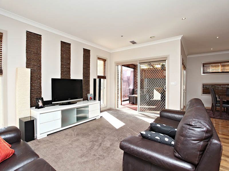 8 Grandstand Avenue, Caroline Springs - Thumbnail 4