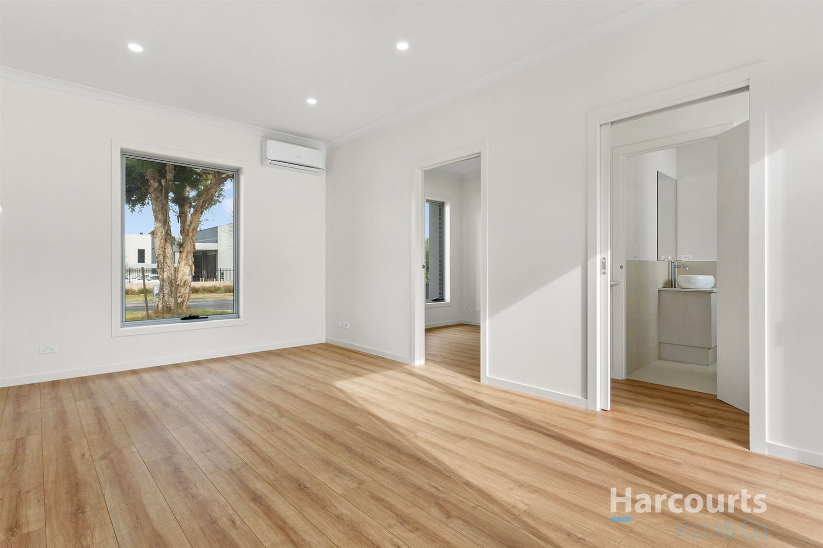 WALKING DISTANCE TO THE TRAIN STATION