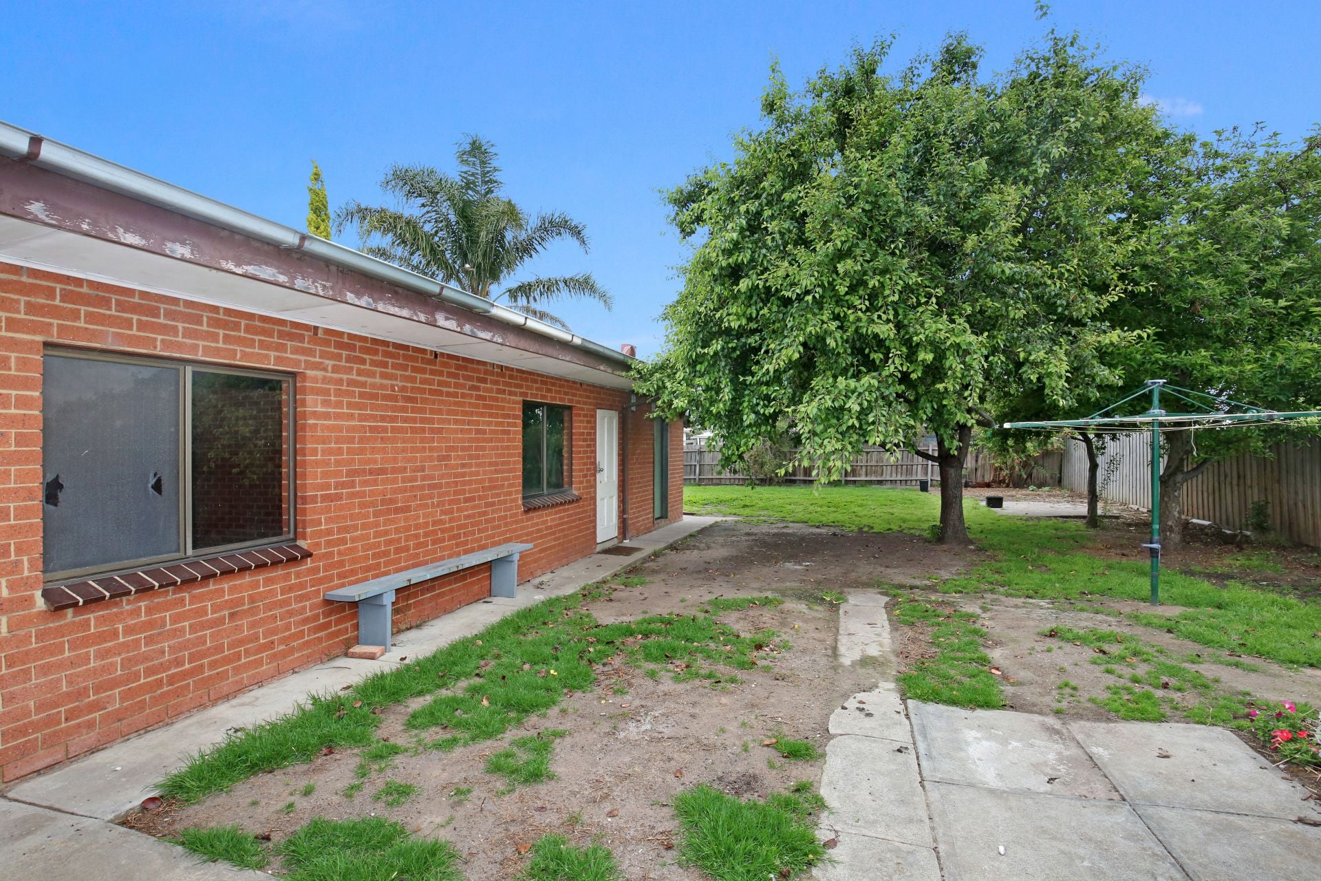 SPACIOUS, COMFORTABLE AND AN ENVIABLE LOCATION!