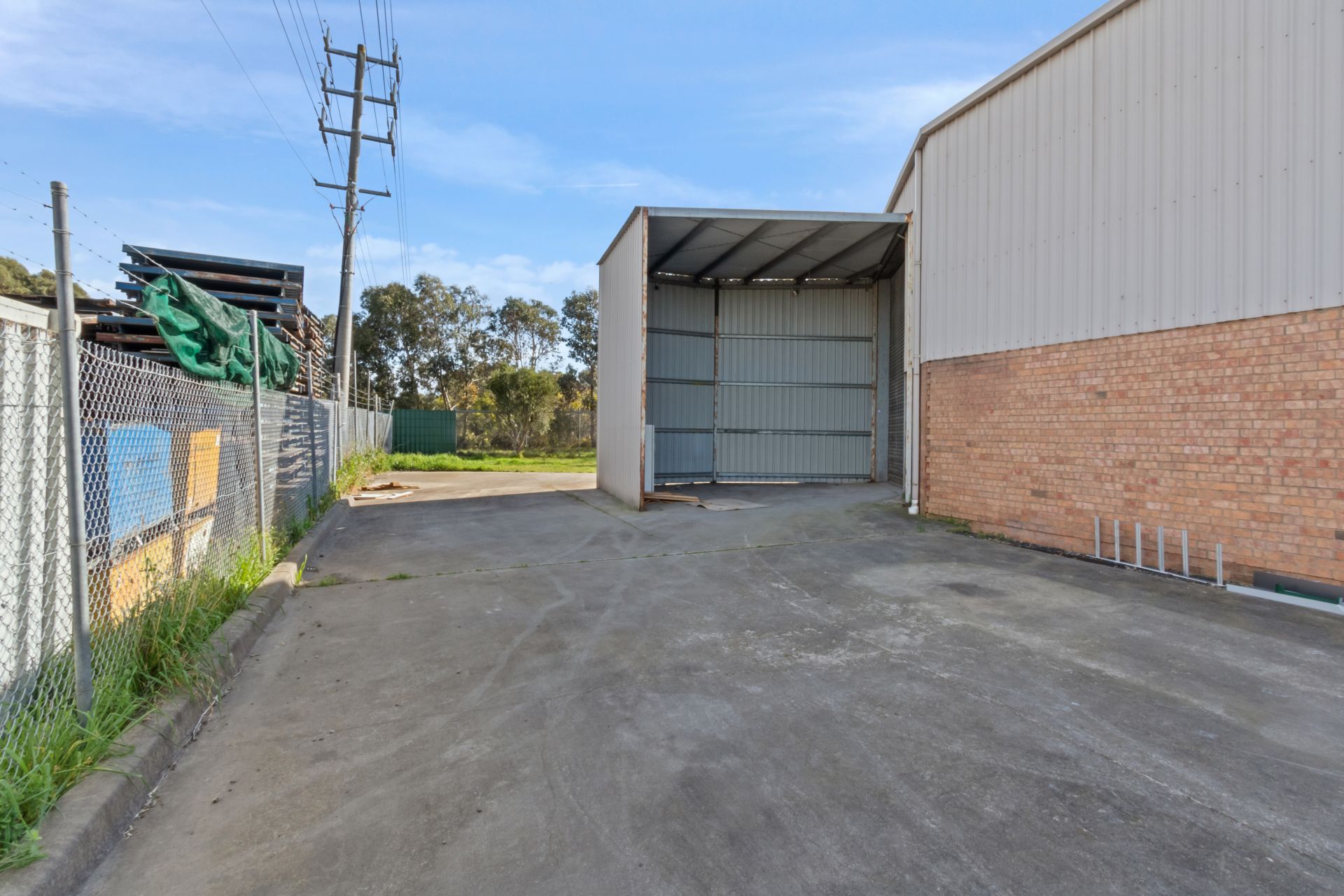 WAREHOUSE with HARDSTAND