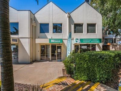 CHARACTER MILTON OFFICE WITH SIX CARS!