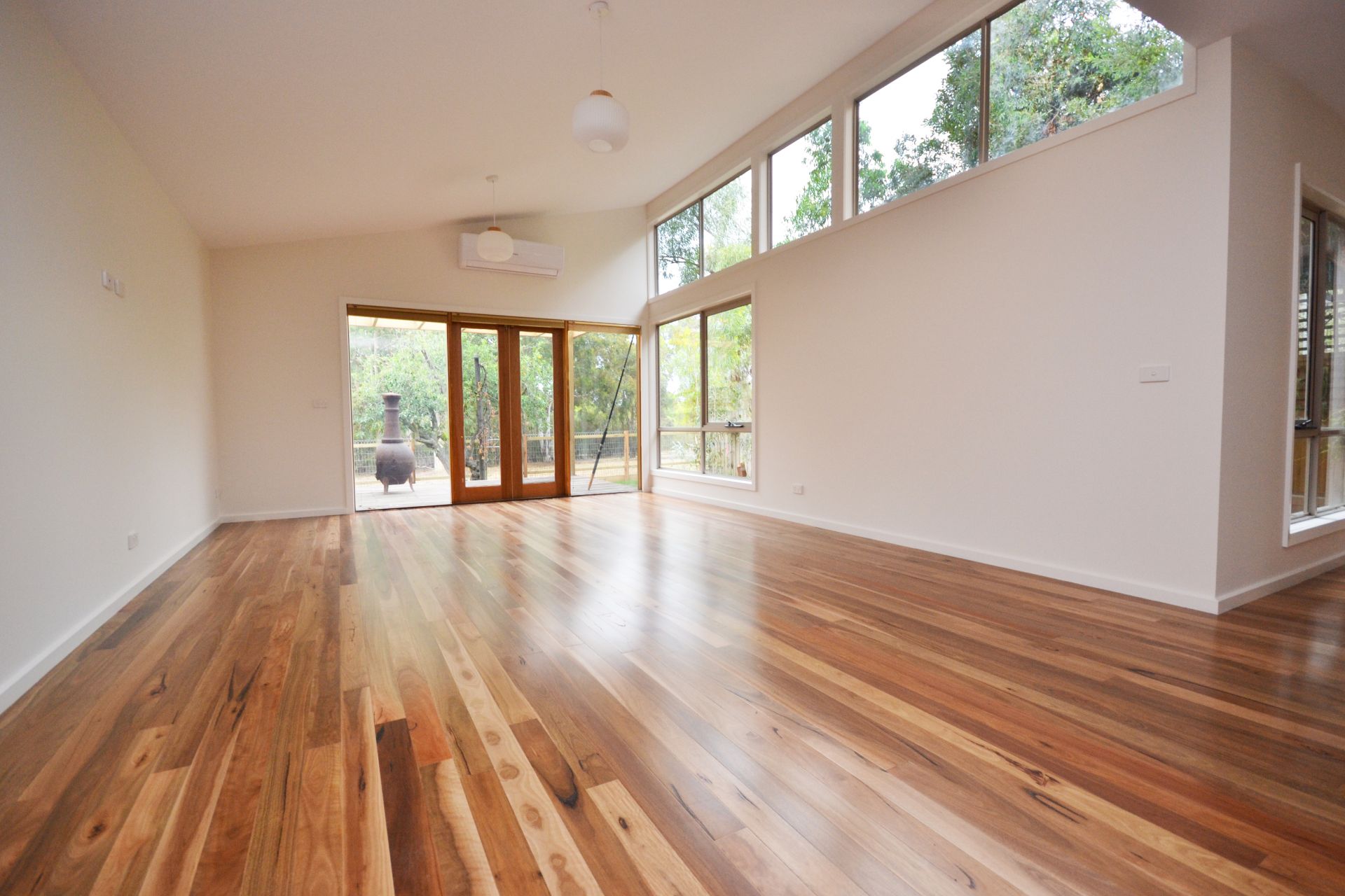 CONTEMPORARY LIVING & IN A FABULOUS LOCATION