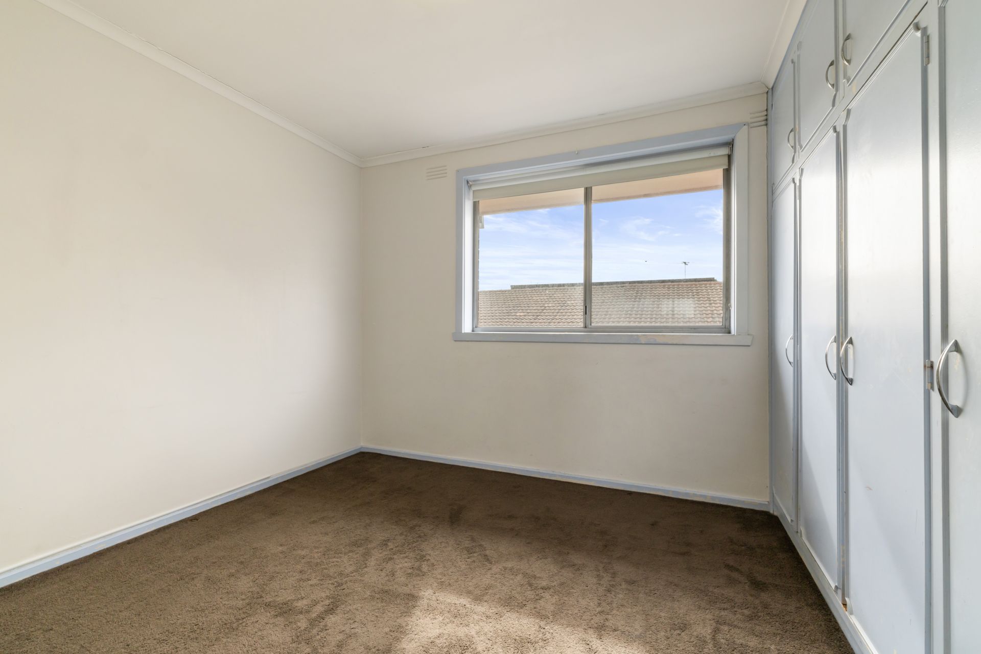 Two Bedroom Apartment in Quiet Street!