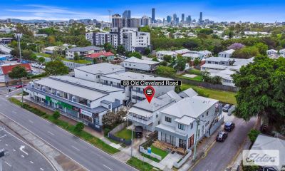 HIGH EXPOSURE FREESTANDER IN STONES CORNER!