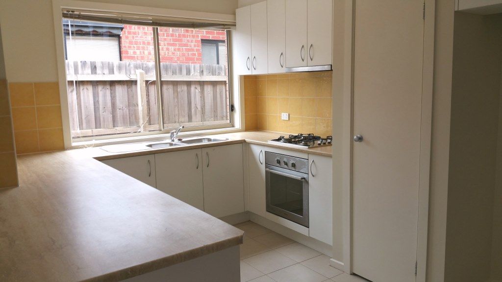 MODERN 3 BEDROOM HOME IN AURORA ESTATE..