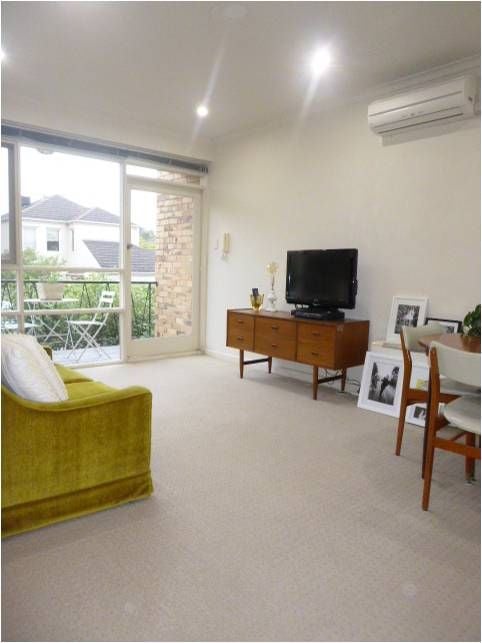SUPER SPACIOUS ONE BEDROOM APARTMENT