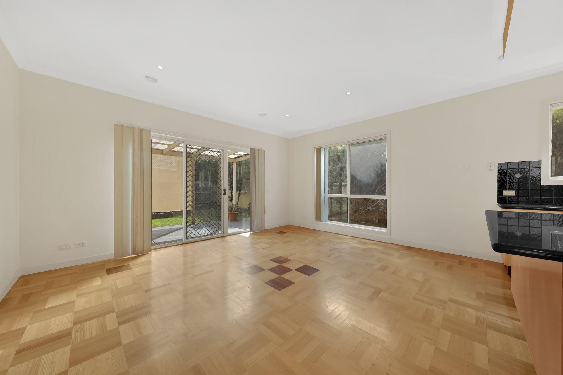 BEAUTIFUL HOME, BEAUTIFUL LOCATION!