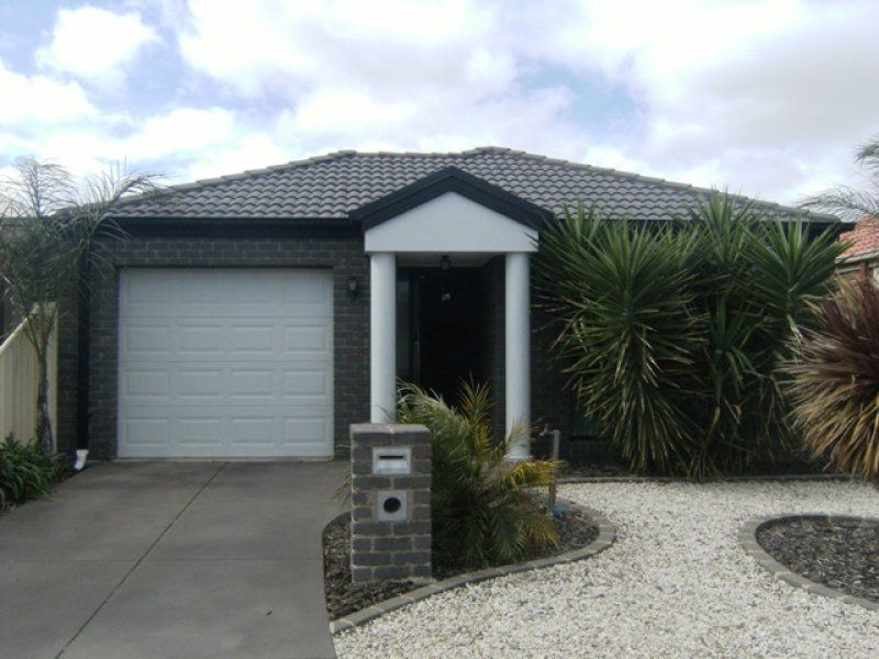 29 Castlemaine Way, Caroline Springs - Thumbnail 2
