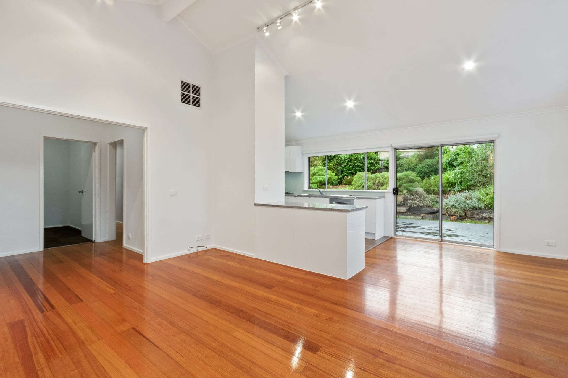 Stunning Renovated 3-Bedroom House with Bungalow in Montmorency