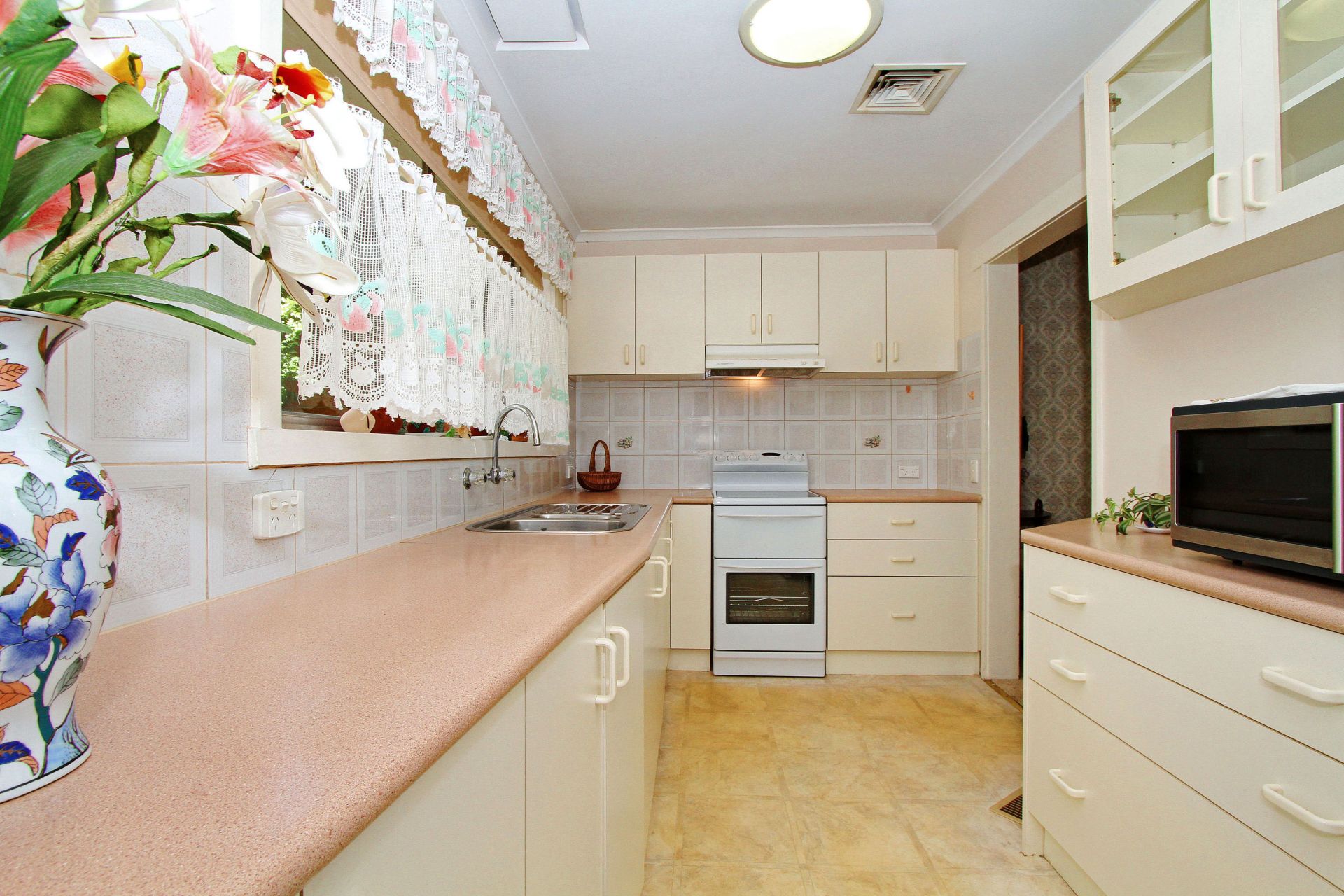 COMFORTABLE LIVING IN A SUPERB LOCATION