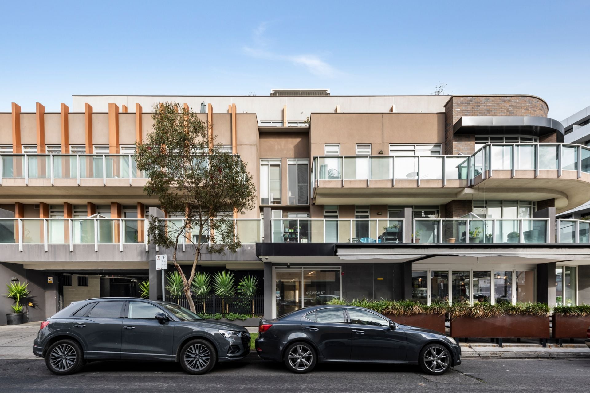 Light and Bright 2 Bedroom Apartment in Convenient Location