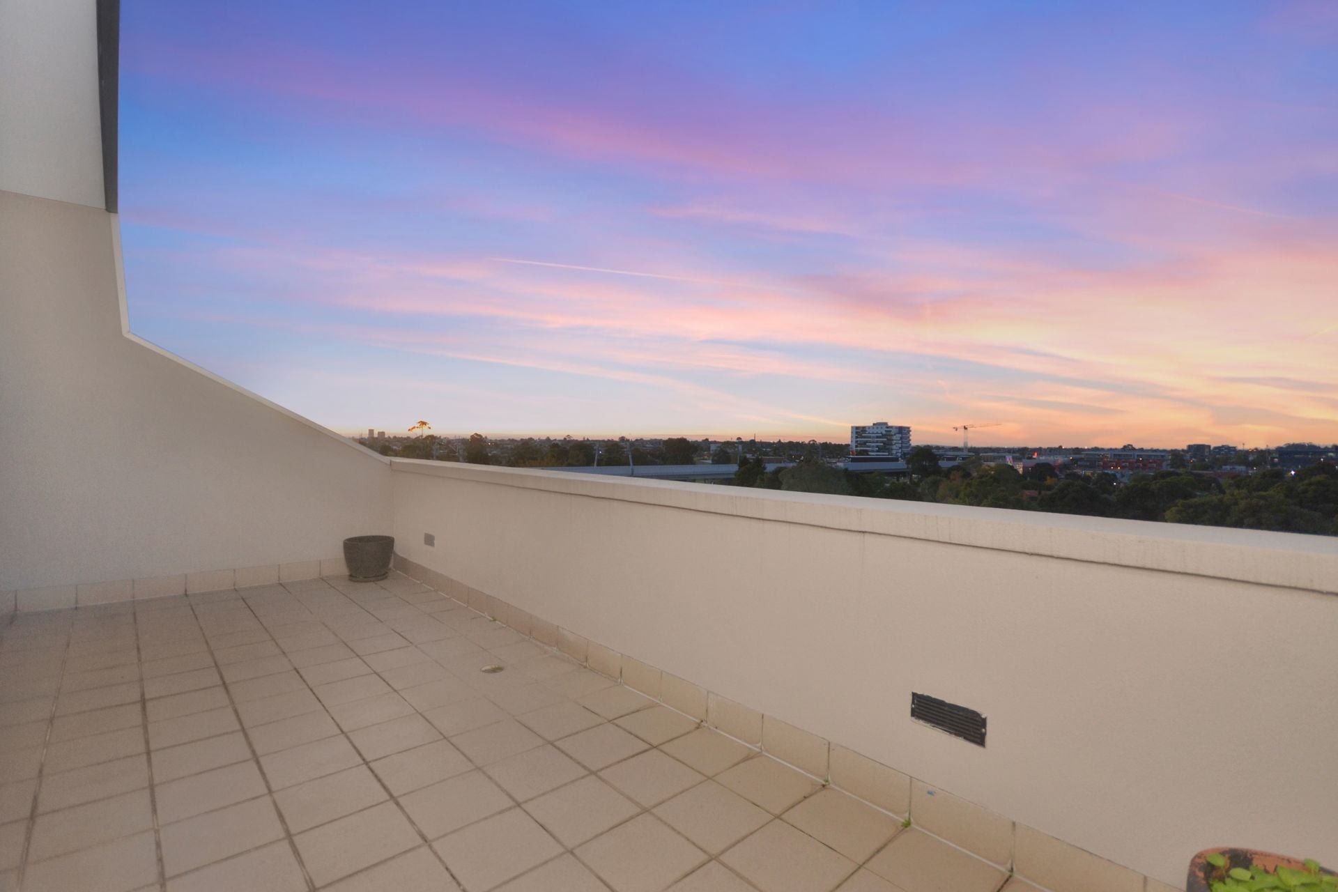 LUXURIOUS LIVING OVER TWO LEVELS