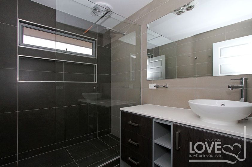 2 bedroom + study, 2 minutes from shops and trains