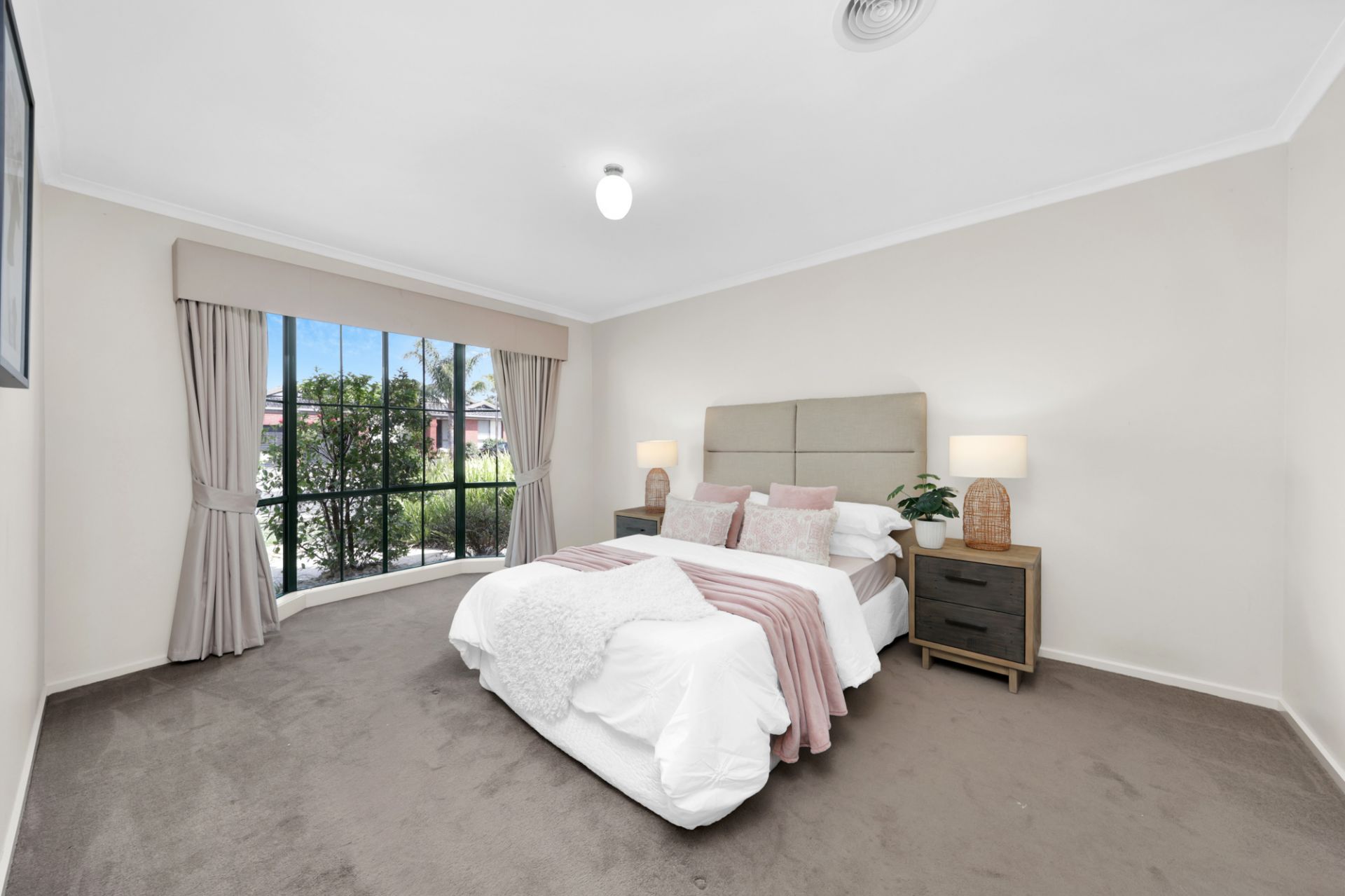 Spacious Family Living Close To Westfield & Station