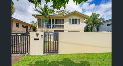 Renovated house close to light rail station for rent